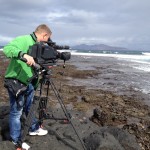 Olli Behrens bei der Arbeit. Die Kamera ist sein Freund. Dreharbeiten für die Doku „Auf der perfekten Welle.“ Fuerteventura, November 2014