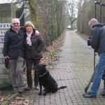 Fußball-Legende Willi „Ente“ Lippens vor seinem Anwesen in Bottrop mit Frau und Hund.